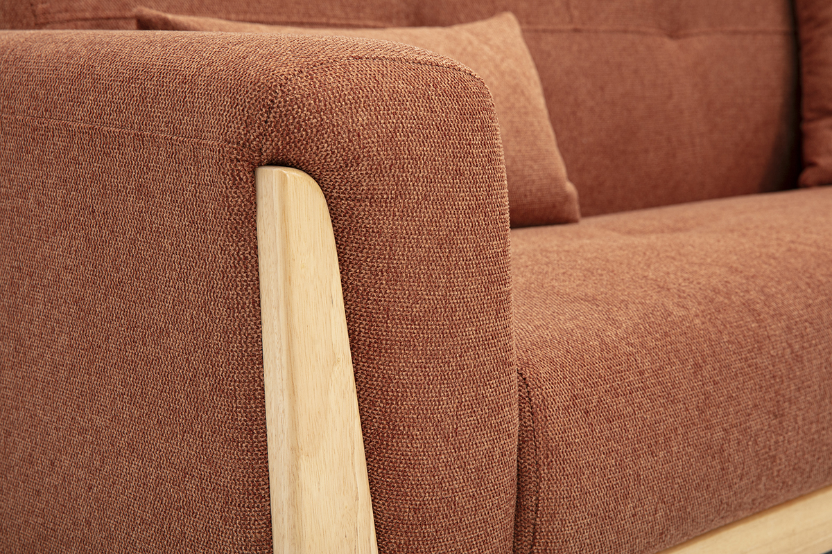 Detalle del sof� escandinavo de 3 plazas en tejido color tierra quemada con reposabrazos de madera clara.
