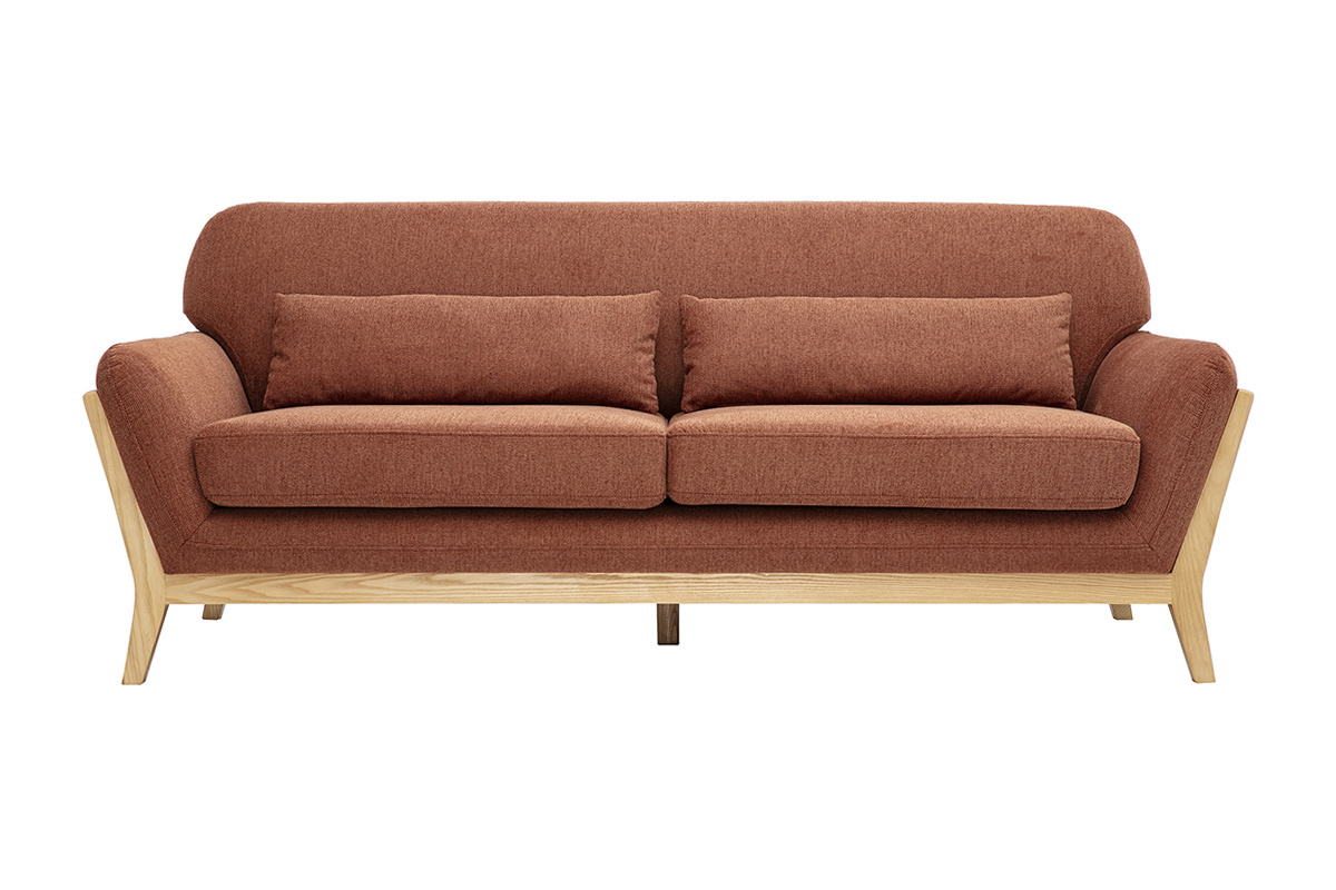 Canap� escandinavo de 3 plazas en tejido efecto terciopelo color tierra quemada, vista frontal, con patas de madera clara.