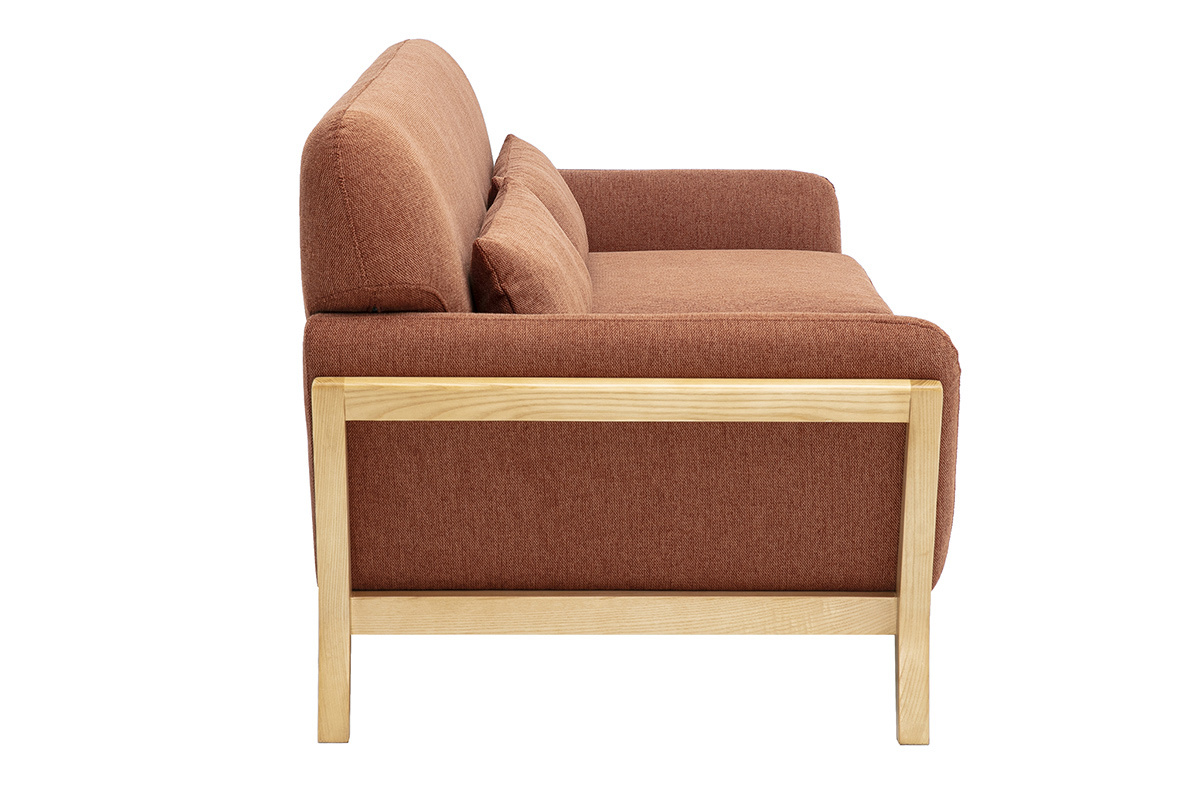Sof� escandinavo de 3 plazas color tierra quemada, vista de perfil, con estructura de madera clara.