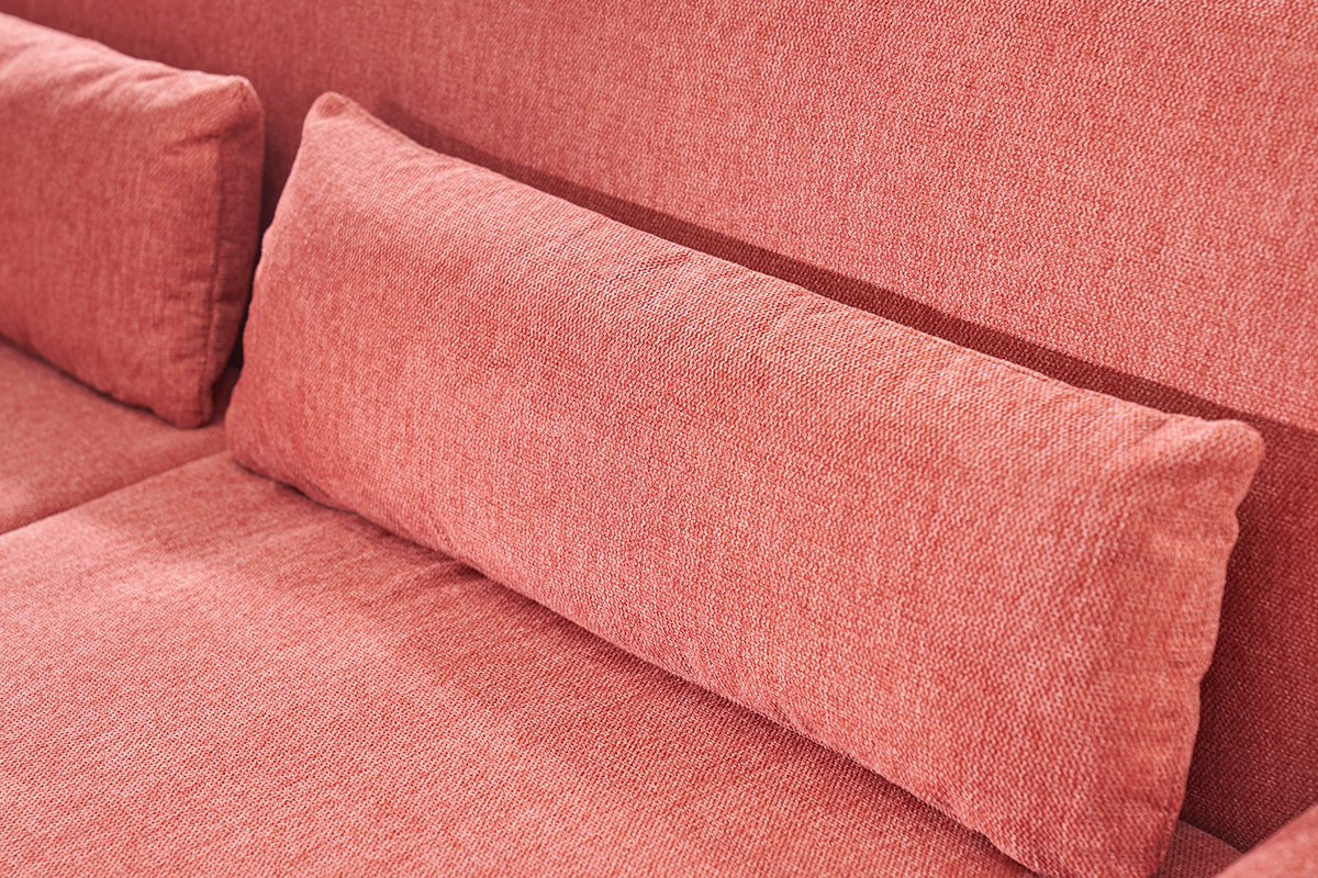 Primer plano del sof� EKTOR, tela terracota, con cojines texturizados.