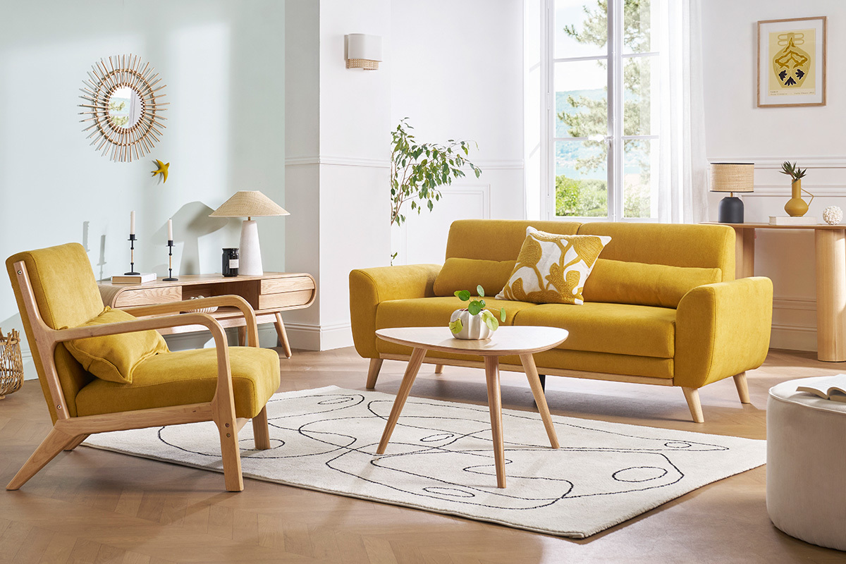 Sof� escandinavo de 3 plazas en tela amarilla y madera oscura en una sala de estar moderna con otros muebles.