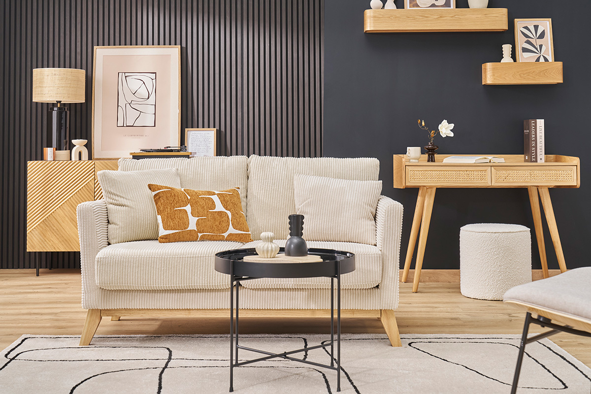 Sof� escandinavo de 2 plazas, con cojines claros, vista frontal en un sal�n.