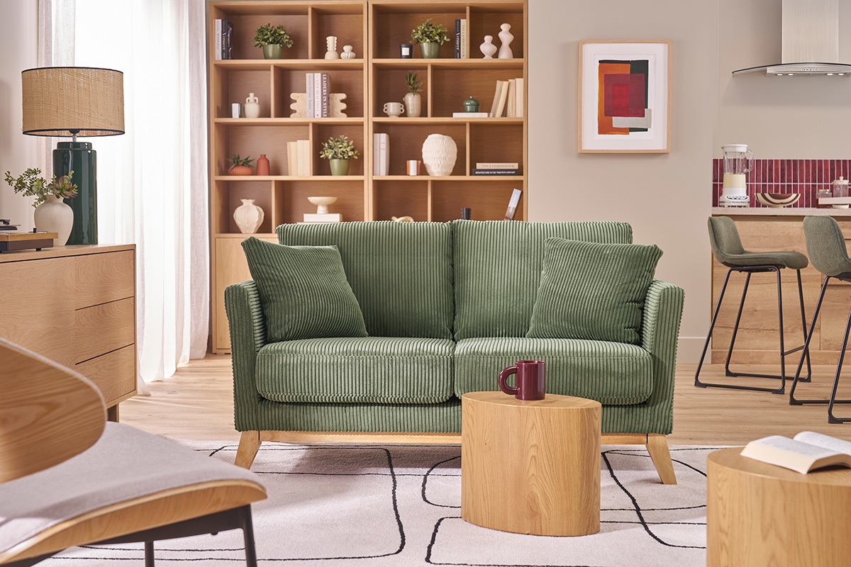 Sof� escandinavo desenfundable de 2 plazas en terciopelo acanalado verde caqui y madera clara OSLO
