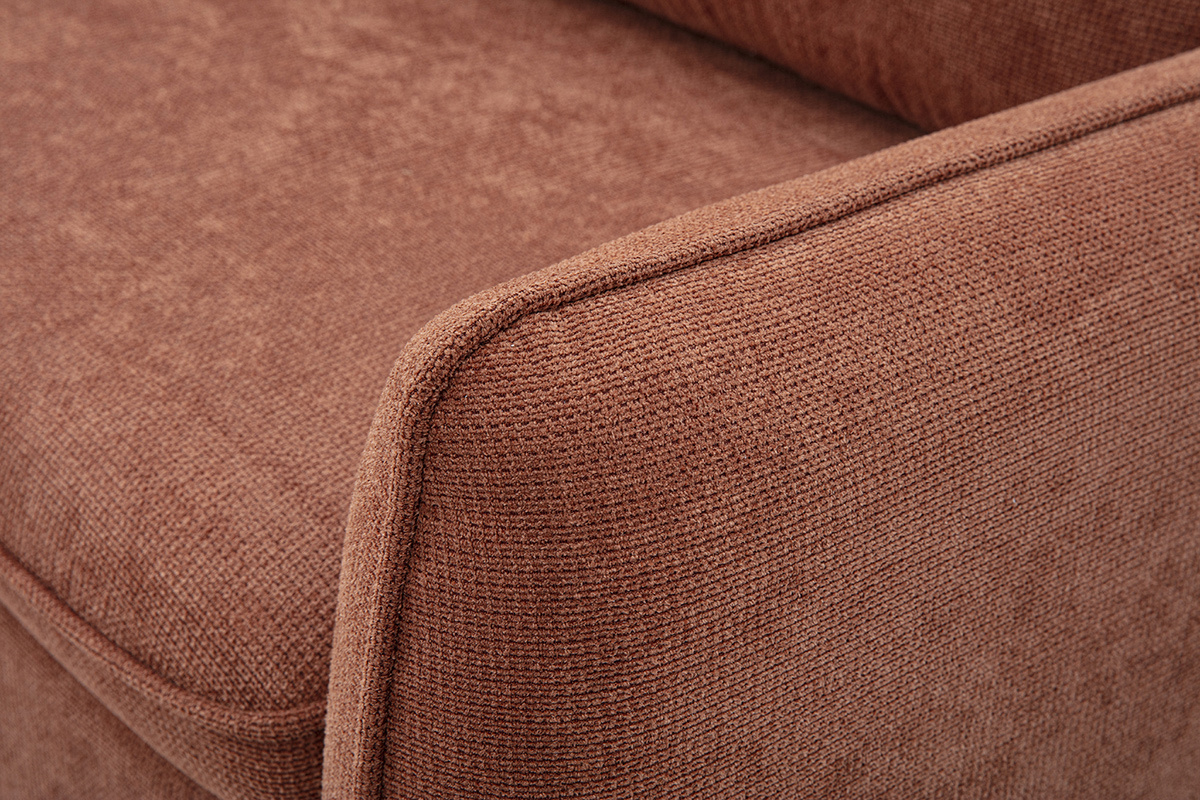 Primer plano del apoyabrazos de tejido chenilla tierra quemada del sof ORSO.