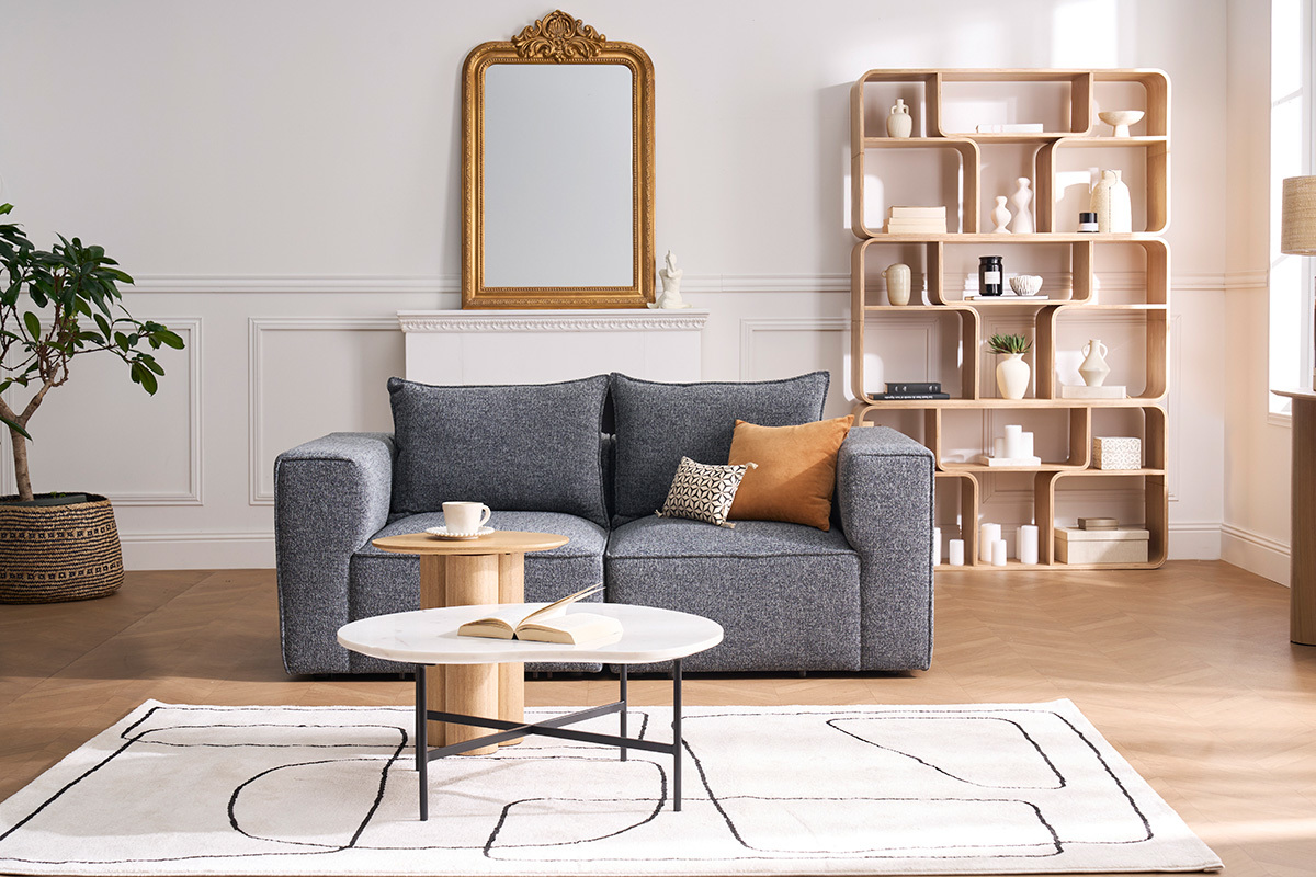 Sof� modular de 2 plazas gris KERRY en un sal�n moderno con mesa baja y estanter�a.