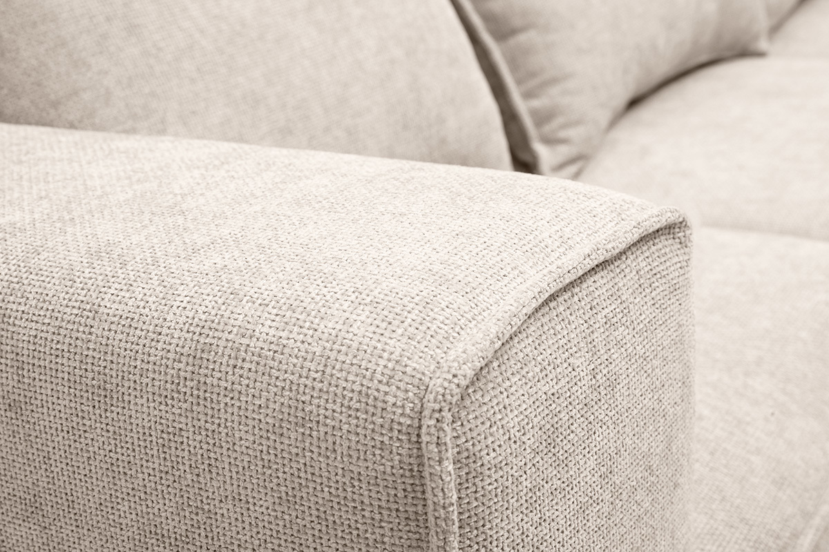 Primer plano del tejido beige de efecto terciopelo texturizado del sof� modular KERRY, visto de cerca.
