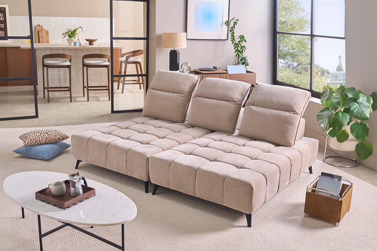 Sof� modular de 4 plazas con cabezales ajustables en tela efecto terciopelo topo y metal negro OLMO