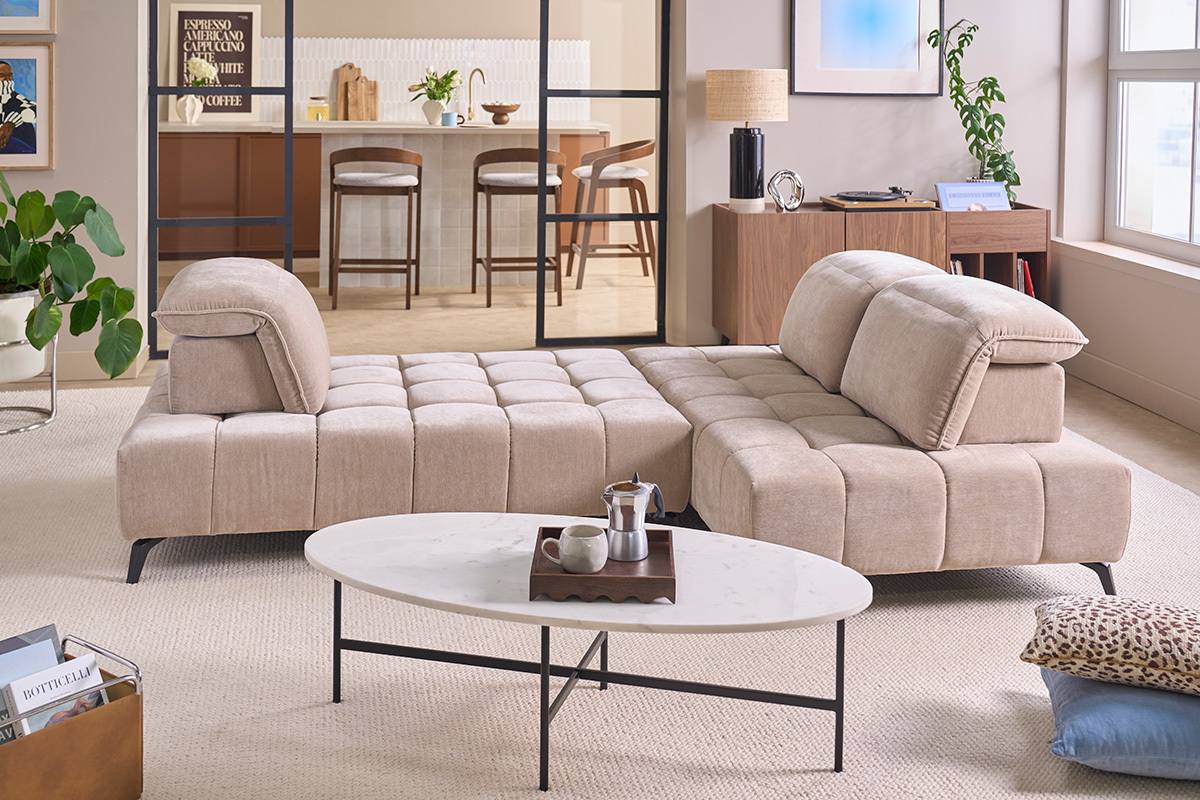 Sof� modular de 4 plazas con cabezales ajustables en tela efecto terciopelo topo y metal negro OLMO