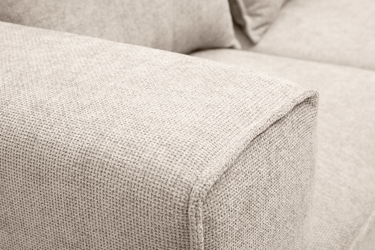 Detalle del reposabrazos del sof� modular KERRY en tejido con efecto terciopelo texturizado beige.