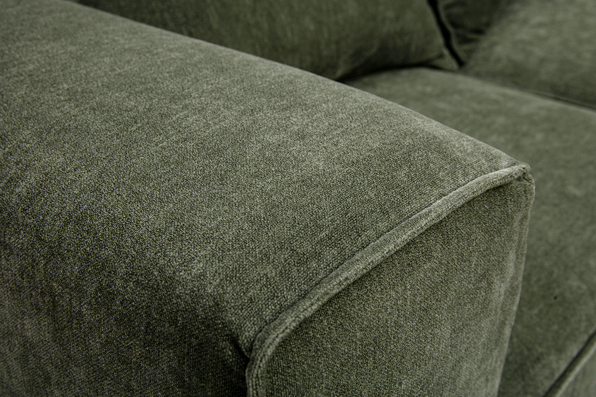Detalle del tejido con efecto terciopelo verde caqui del sof� modular KERRY