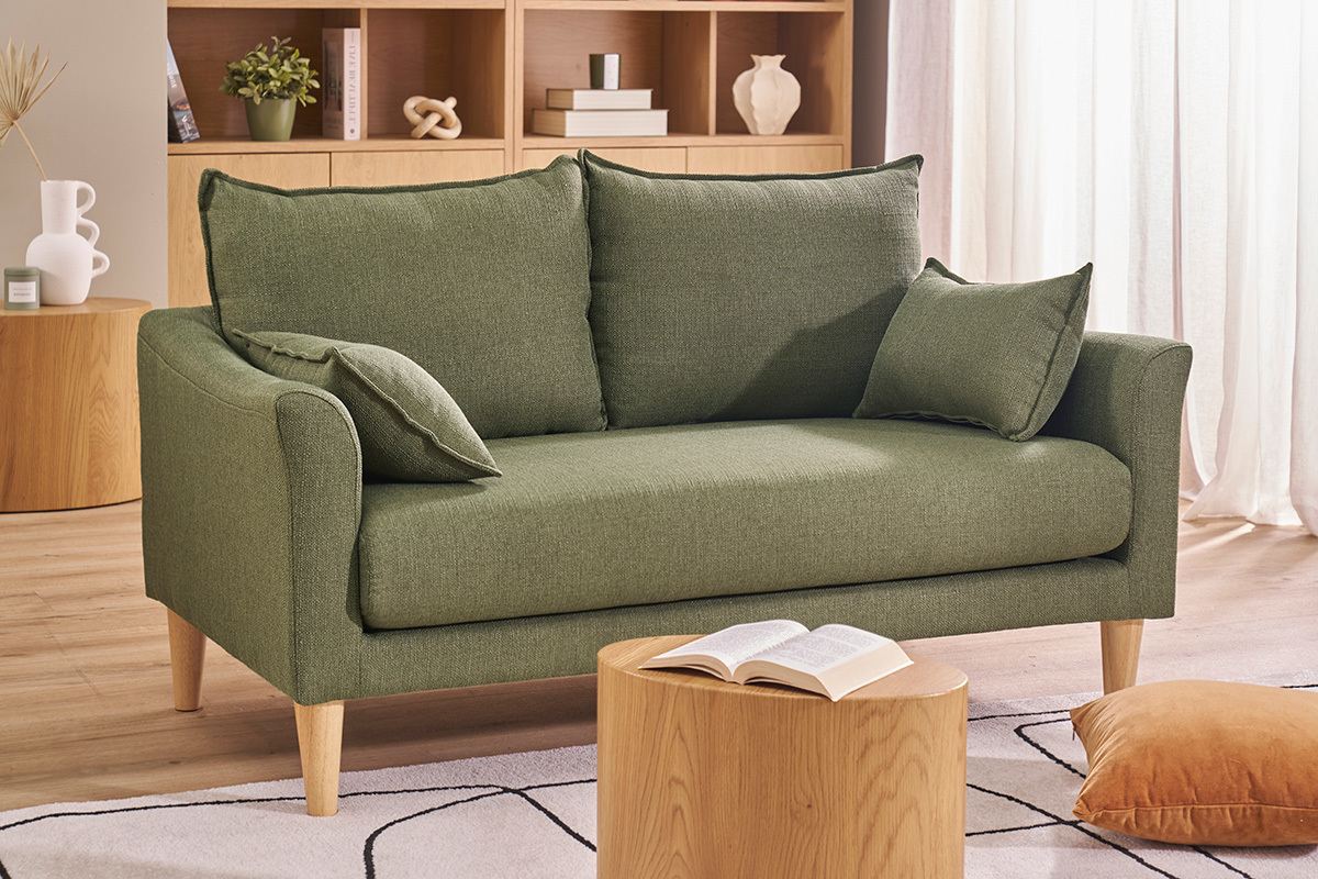 Sof� escandinavo de 2 plazas verde caqui con patas de madera clara, brazos extensibles, cojines en la espalda.