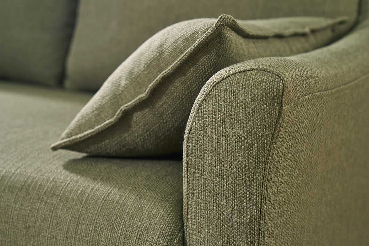 Detalle de un reposabrazos del sof� escandinavo de 2 plazas en tela verde caqui KATE.