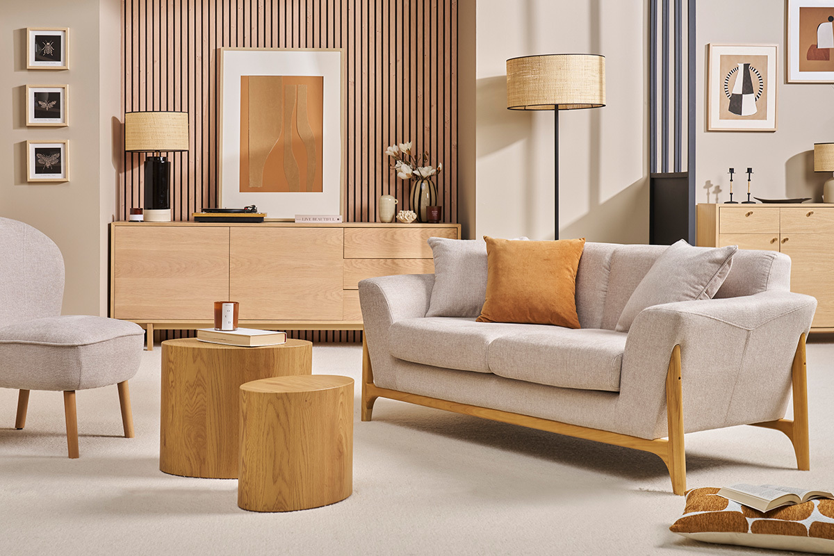 Sof escandinavo de 2 plazas beige en tela efecto terciopelo, vista de 3/4, en un saln moderno.