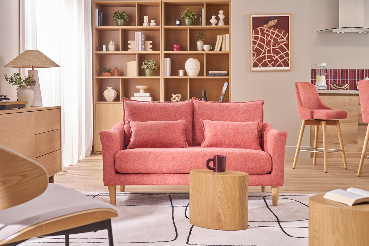 Sof� de 2 plazas de tela terracota y madera clara, vista frontal, en un sal�n.
