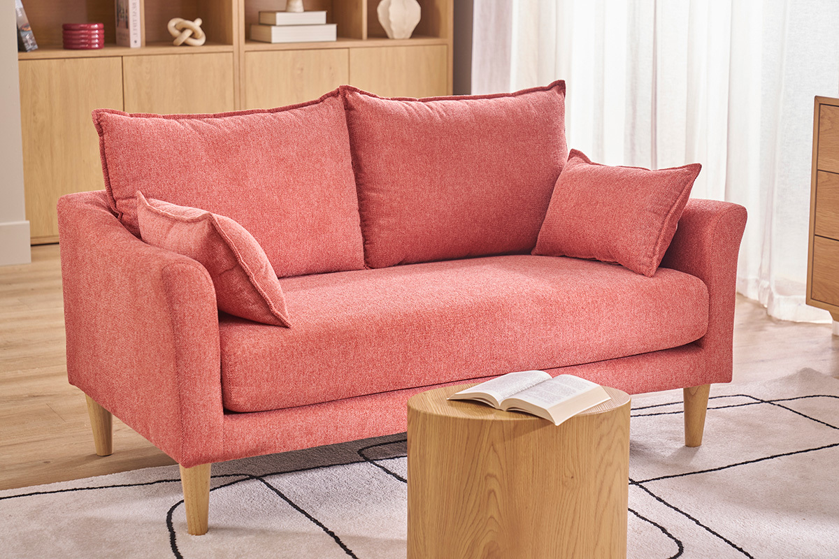 Sof� escandinavo de 2 plazas terracota en tela de terciopelo con patas de madera clara, �ngulo de vista frontal.