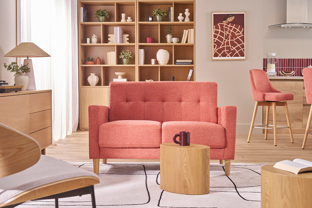 Sof� escandinavo de 2 plazas terracota con respaldo capiton� en un sal�n moderno.