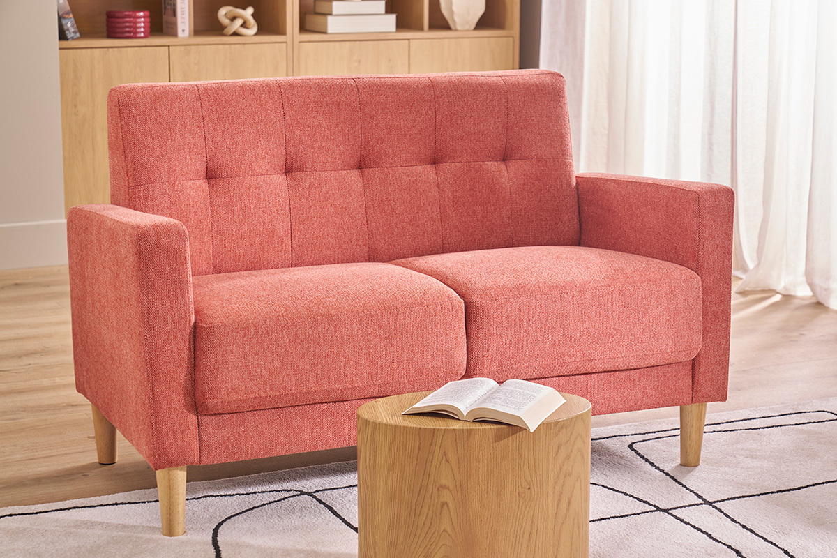Sof� escandinavo de 2 plazas, tela de terciopelo terracota, patas de madera clara, vista frontal, interior moderno.