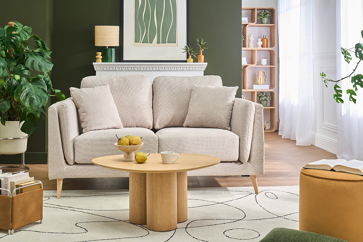 Sof� escandinavo de 2 plazas VOGUE en tejido beige con cojines, vista frontal en una sala de estar con estilo.