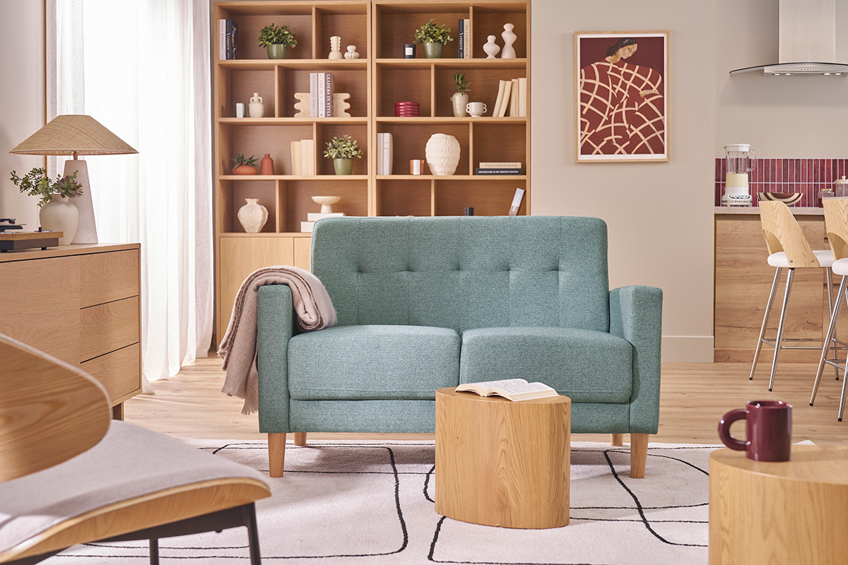 Sof� n�rdico 2 plazas de tela verde gris�ceo y madera clara MOON