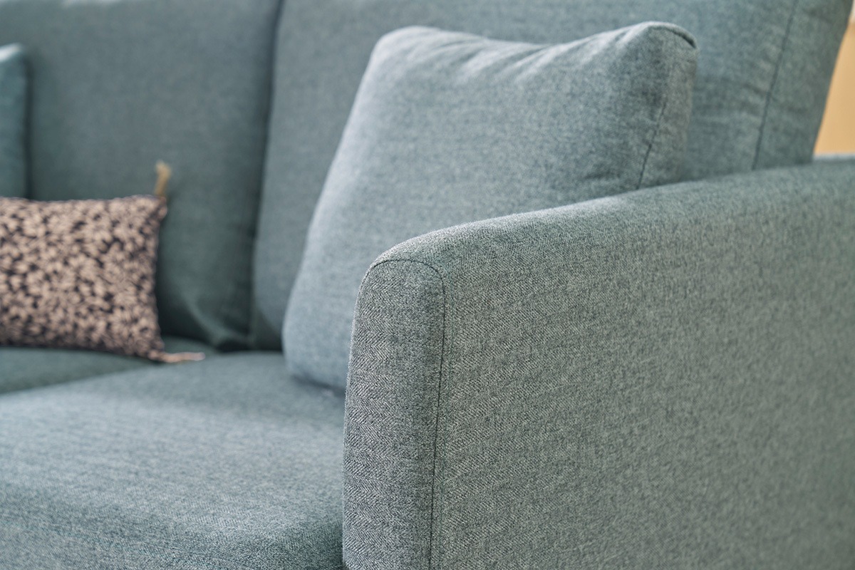 Sof� escandinavo de 2 plazas en tela verde gris�ceo, con reposabrazos y cojines visibles.