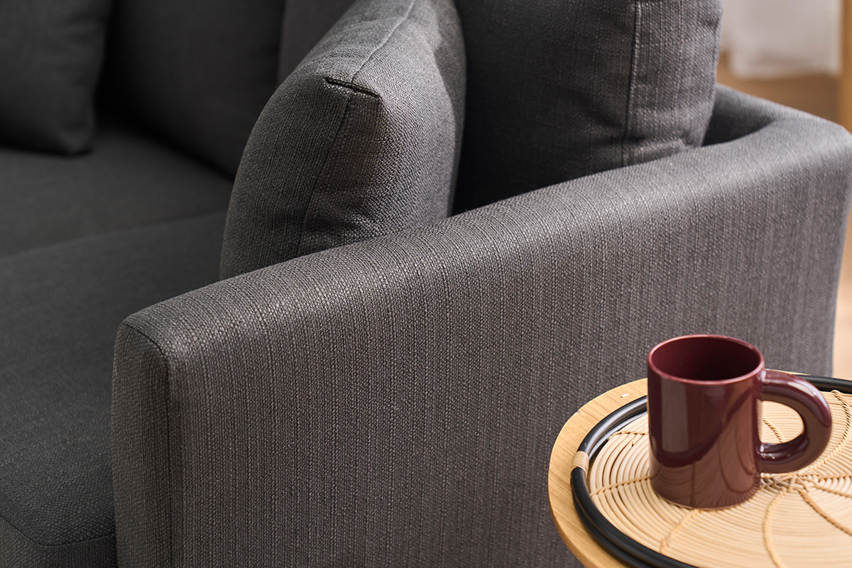 Sof� gris oscuro de 2 plazas OSLO en primer plano con una taza sobre una mesa de madera clara.