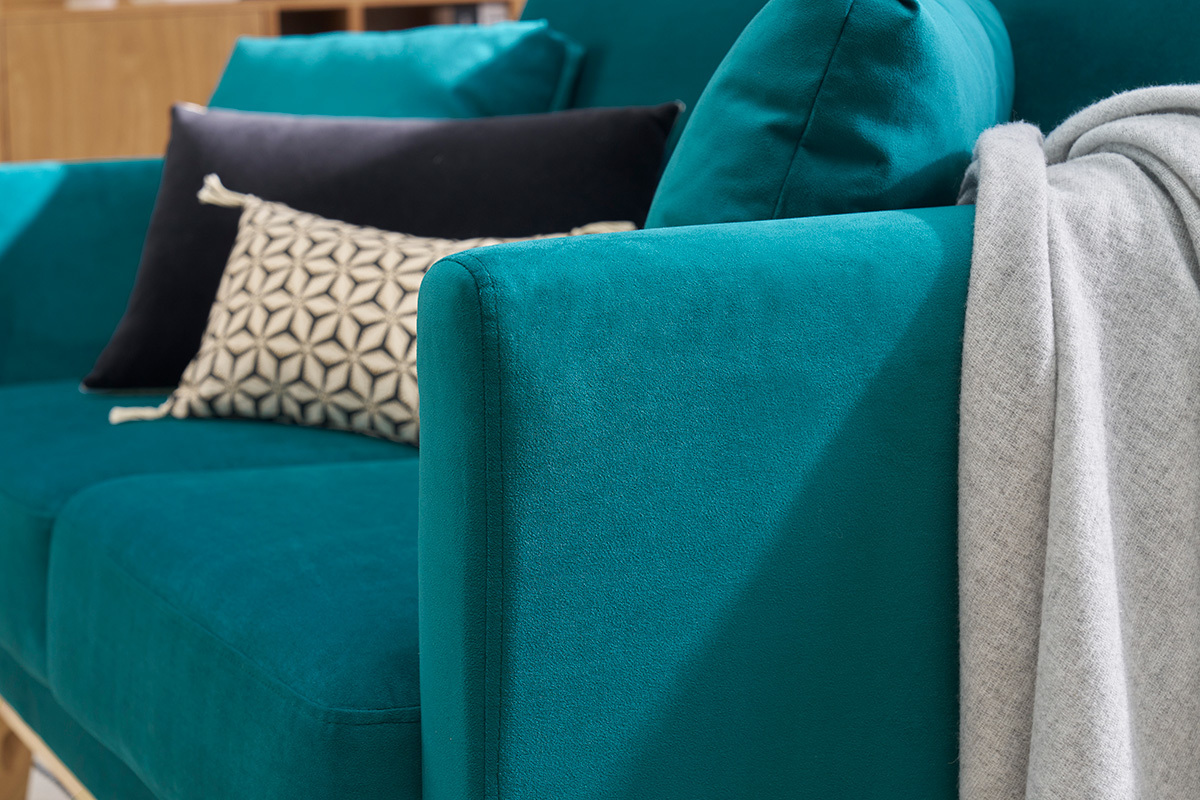 Sof� escandinavo de 2 plazas OSLO en terciopelo azul petr�leo con cojines decorativos.