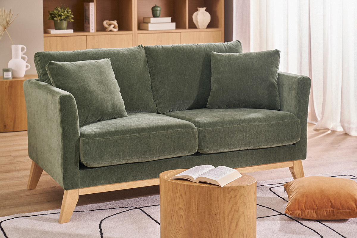 Sof� de 2 plazas verde caqui de terciopelo y madera clara, vista frontal, con cojines.