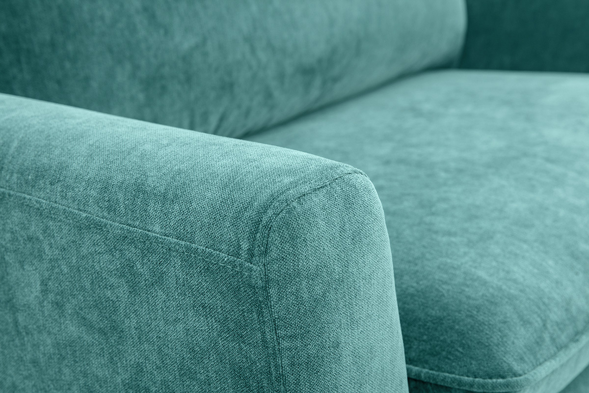 Primer plano de un sof� de tela efecto terciopelo azul pato.