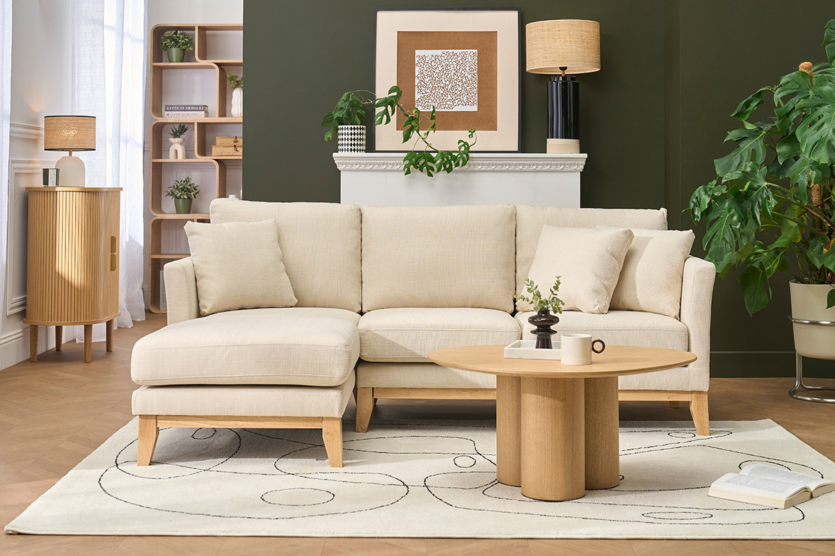 Sof� de esquina izquierda escandinavo de tela beige con chaise longue, vista frontal en una sala