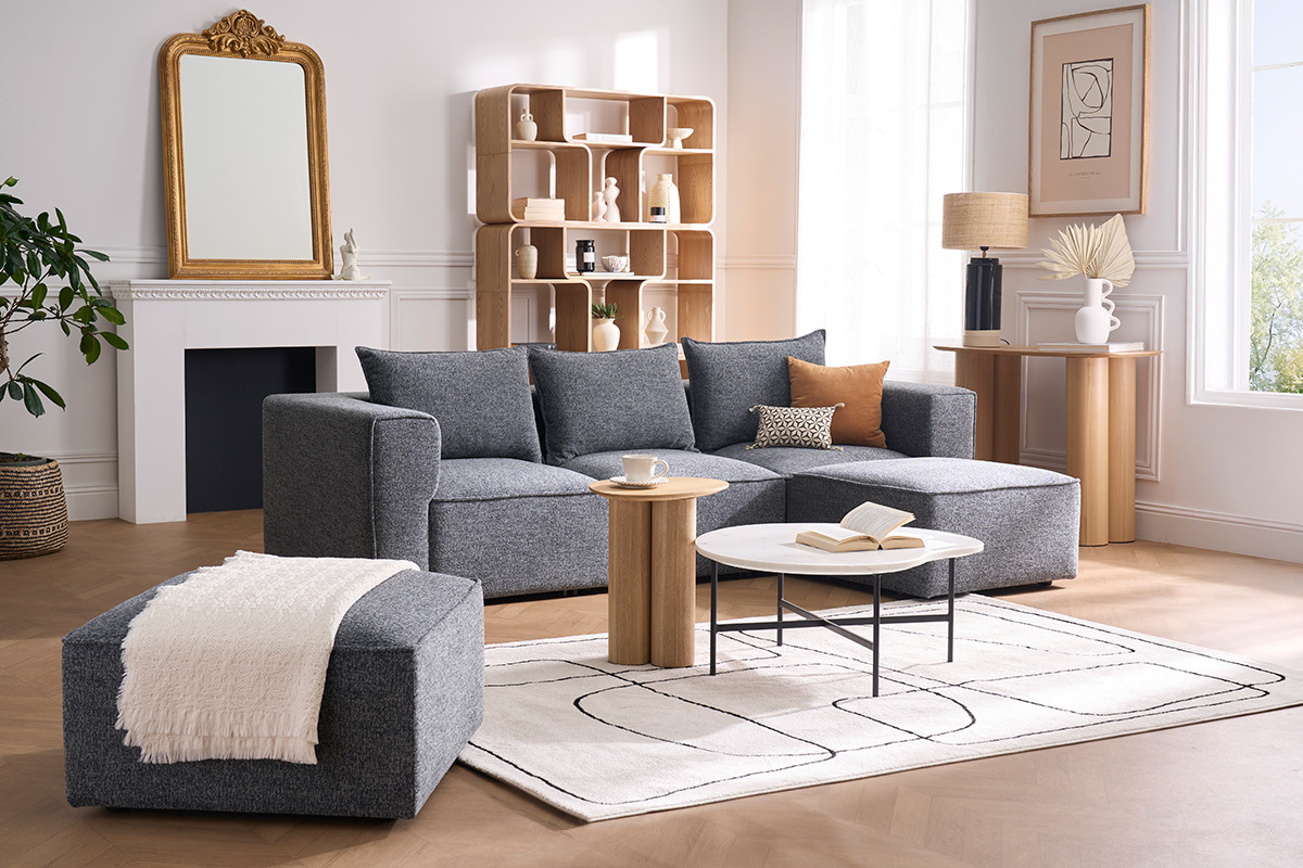 Sof� de esquina modular de 4 plazas gris KERRY en un sal�n moderno con mesa de centro y decoraci�n