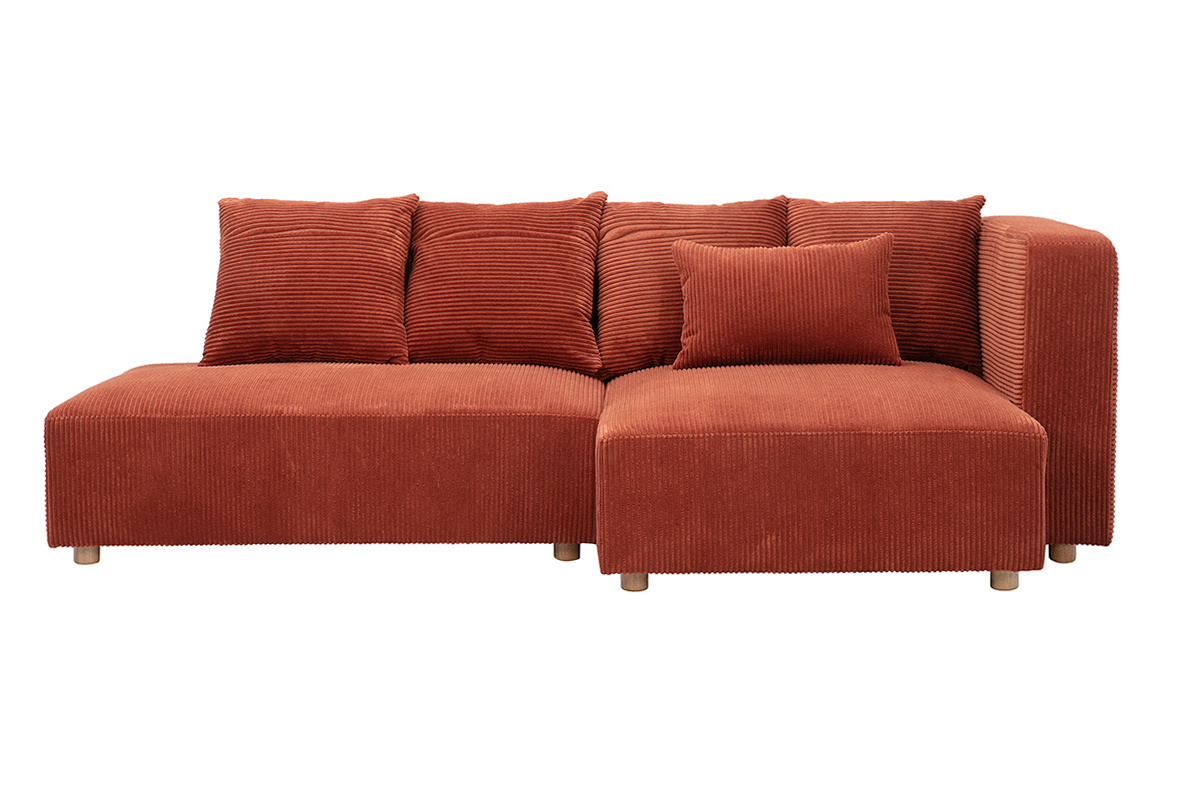 Canap� rinconero derecho de 3 plazas en tejido de terciopelo de pana color terracota con cojines, vista frontal.