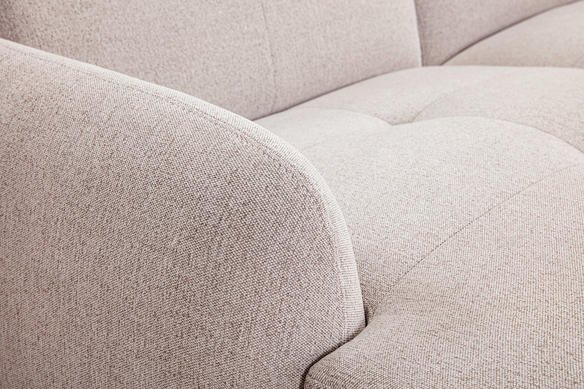 Detalle del sof� rinconero el�ctrico beige de tela con efecto terciopelo texturizado, vista en primer plano.