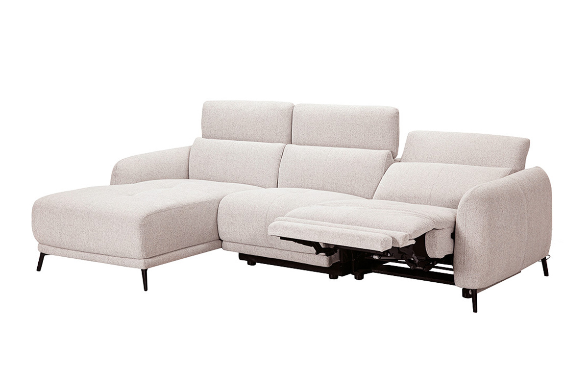 Sof� esquinero izquierdo el�ctrico beige con reposacabezas ajustables y reposapi�s, vista de 3/4.