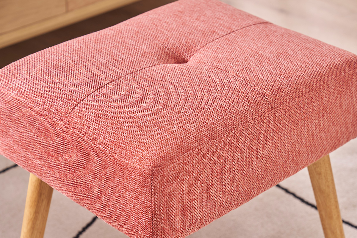 Taburete de tela efecto terciopelo terracota con patas de madera clara.