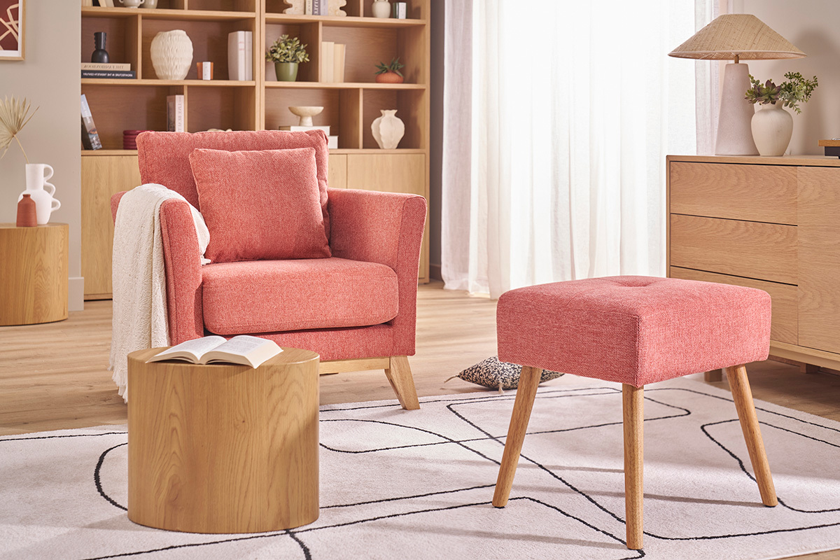 Sal�n con sill�n terracota, taburete a juego y mesa de centro de madera.