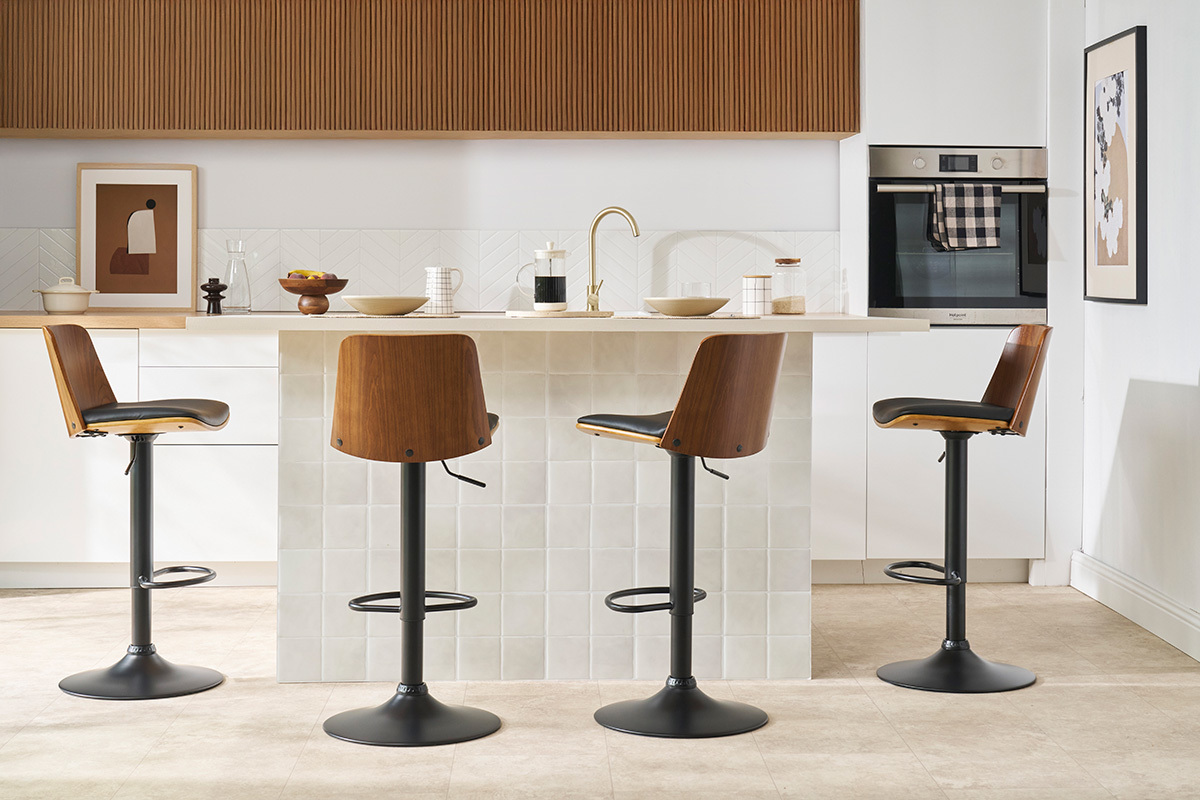 Taburete de bar ajustable en madera clara, poliuretano blanco y base cromada DOA