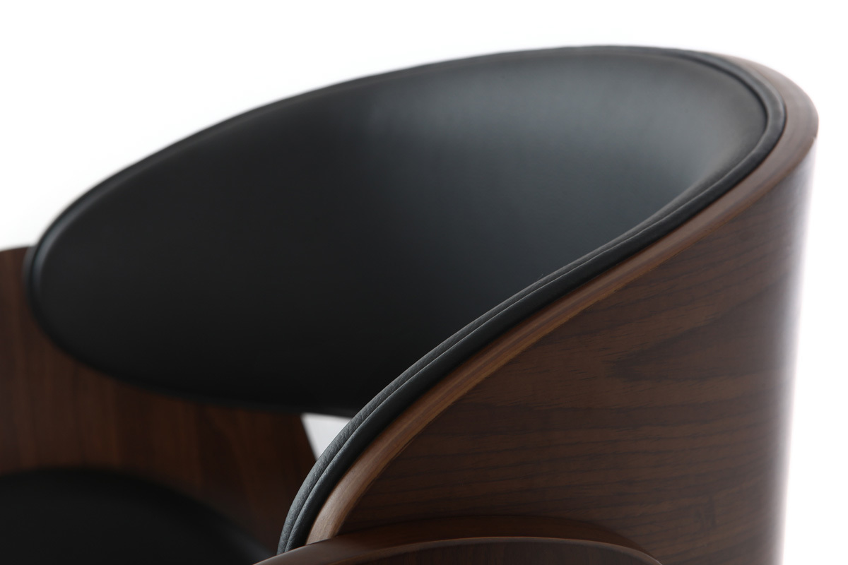 Detalle del taburete de bar BENT, asiento de poliuretano negro y estructura de madera oscura.