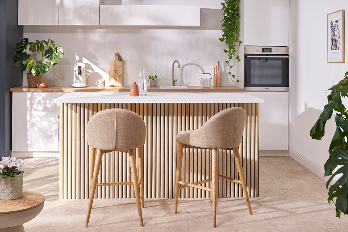Taburete de bar de dise�o en tejido beige y madera clara H66.5 cm DALIA