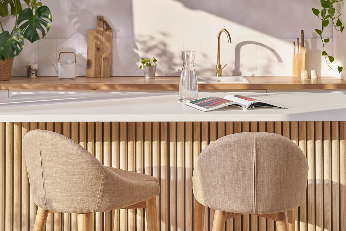 Taburete de bar de dise�o en tejido beige y madera clara H66.5 cm DALIA