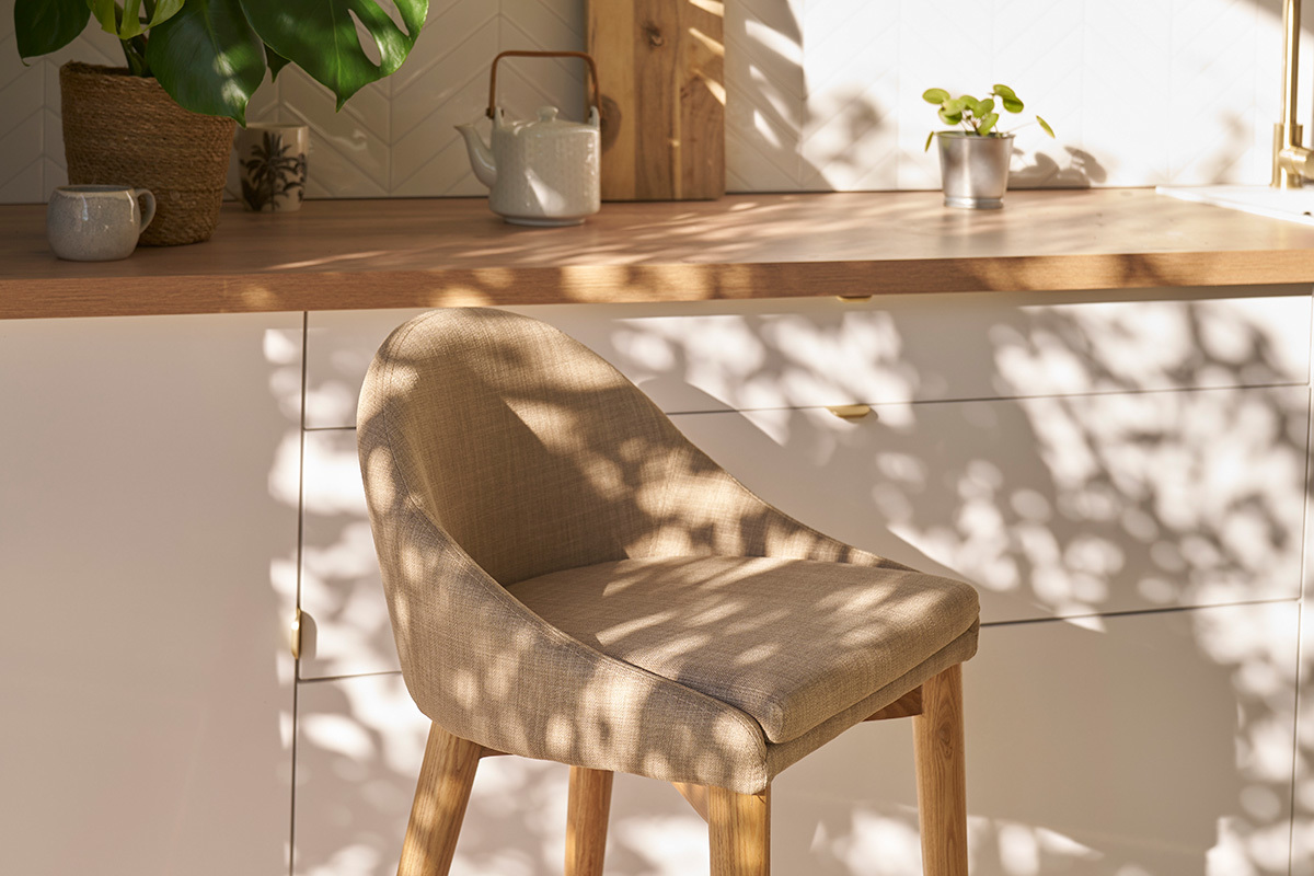 Taburete de bar de dise�o en tejido beige y madera clara H66.5 cm DALIA
