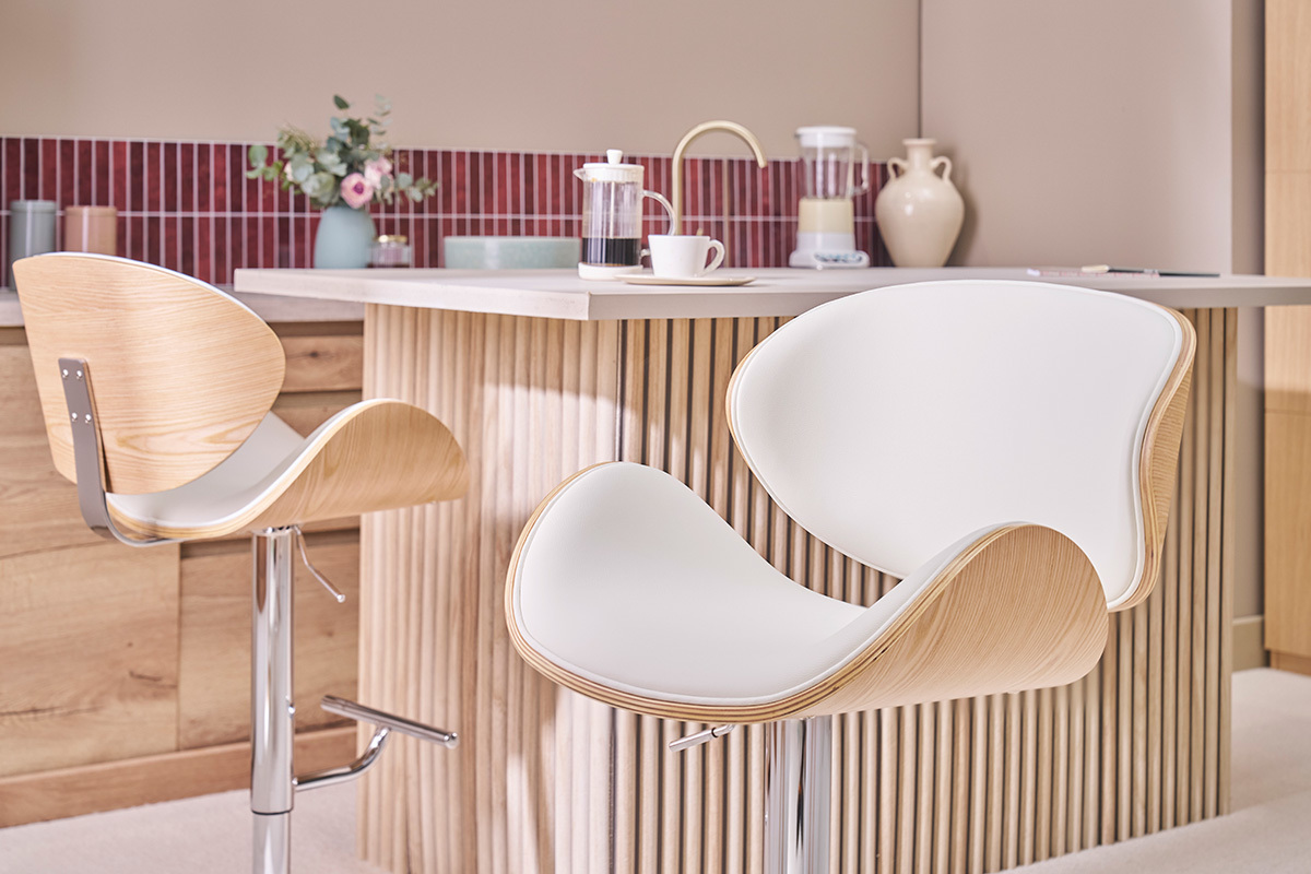 Taburetes de bar dise�o blanco y madera clara WALNUT en una cocina moderna.