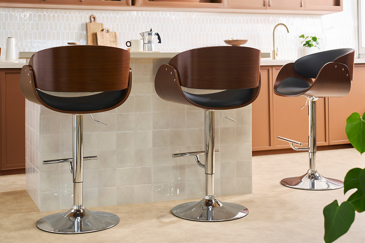 Taburete de bar de dise�o regulable negro y madera oscura BENT, vista de tres cuartos en una cocina