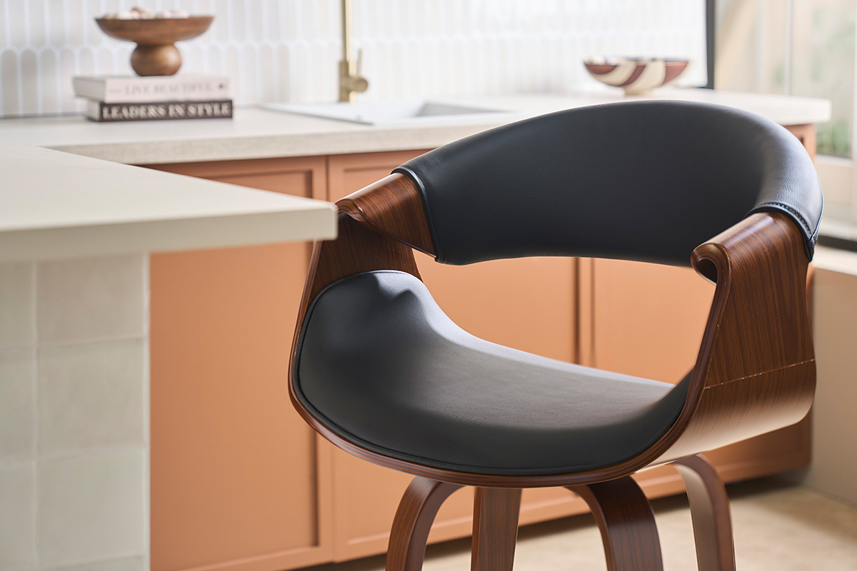 Taburete de bar dise�o negro y madera oscura 65 cm ARAMIS