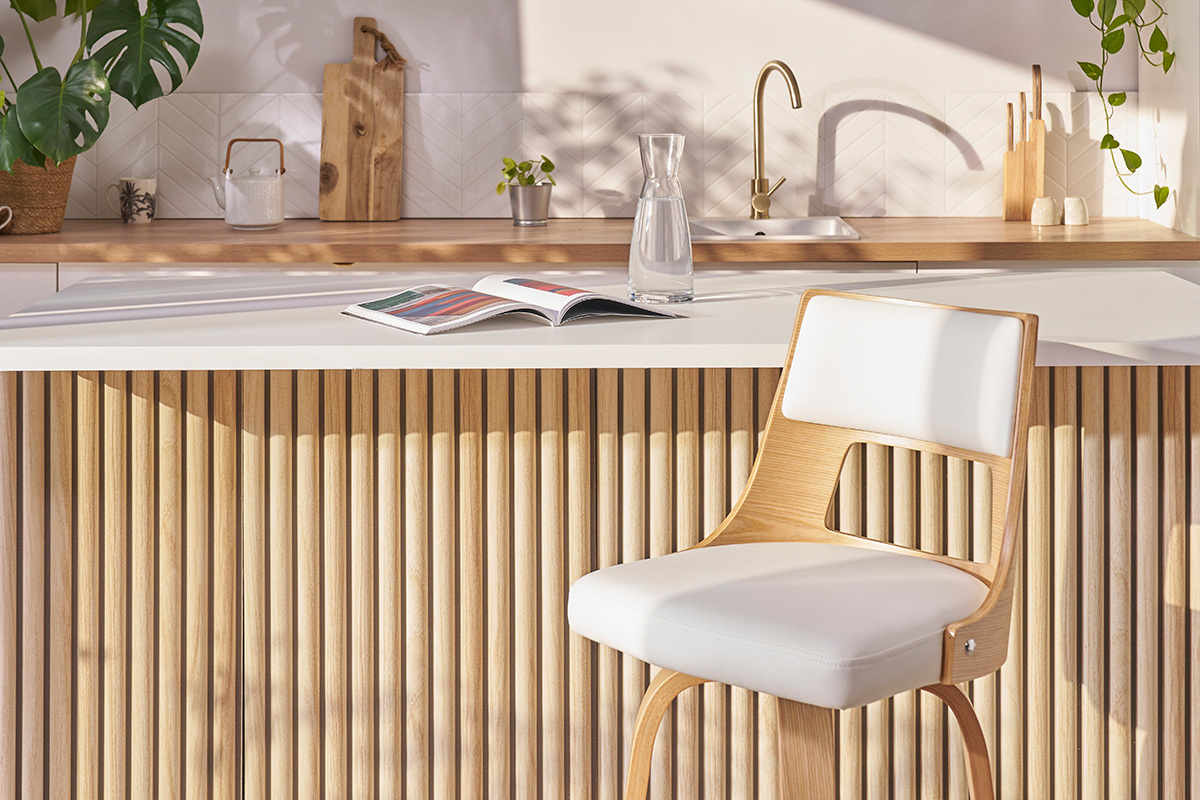 Taburete de bar escandinavo giratorio blanco y madera clara H69 cm GARBO