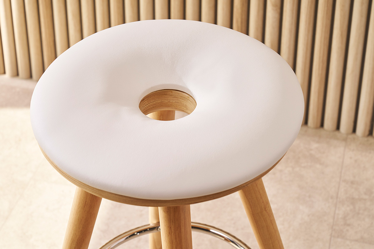 Taburete de bar escandinavo PU blanco patas madera clara NORDECO