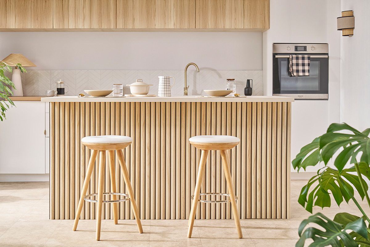 Taburete de bar escandinavo PU blanco patas madera clara NORDECO