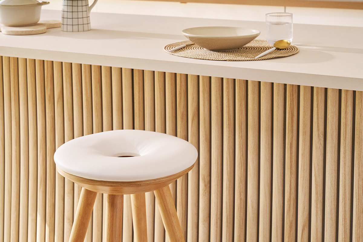 Taburete de bar escandinavo PU blanco patas madera clara NORDECO