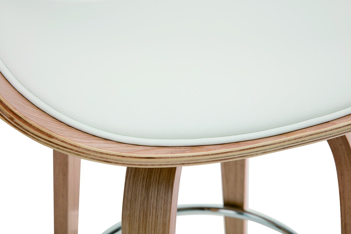 Detalle del taburete BENT, asiento blanco y patas de madera.