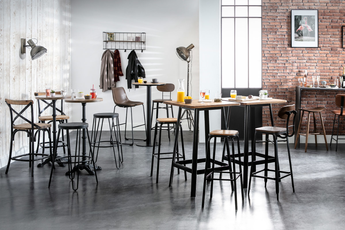 Taburete de bar industrial de madera y metal negro envejecido, altura 65 cm, en un espacio acogedor con otros muebles.