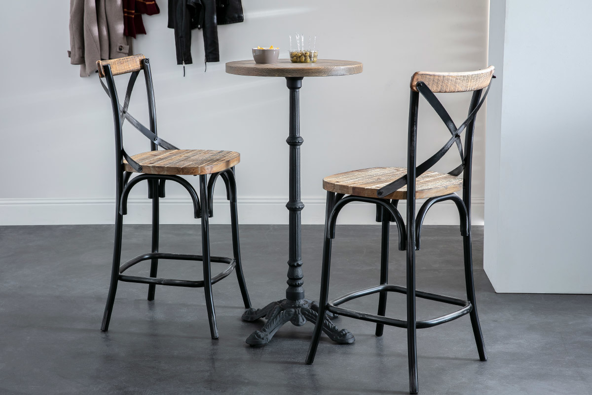 Taburete de bar industrial JAKE en madera y metal negro, con una mesa alta.